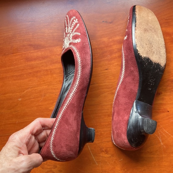 Jessica Bennet kitten heel pumps; size 9. Burgundy suede with cream embroidery. - Picture 3 of 8